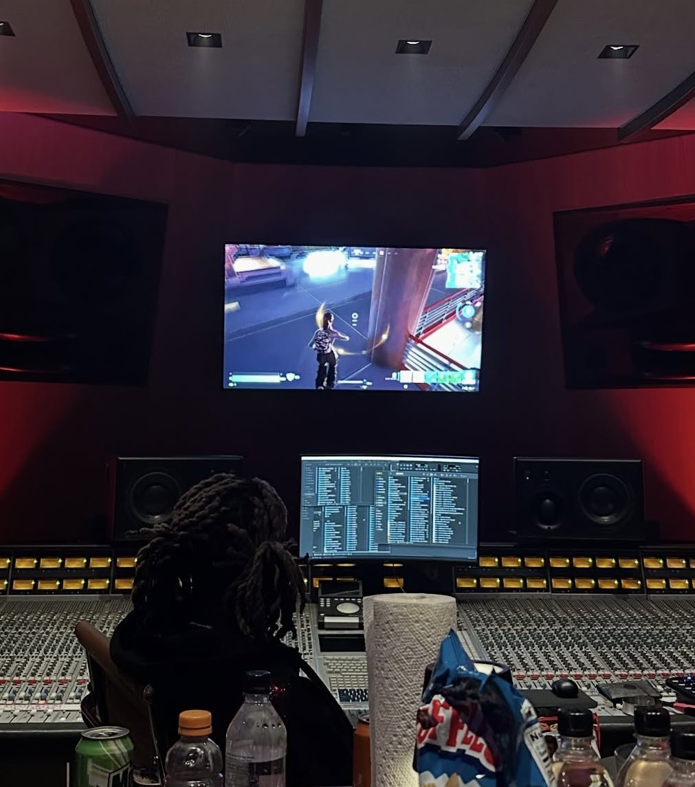 Lidesty's tweet photo. Ken Carson playing Fortnite in the studio 🎮 https://t.co/fDV28FKbDL