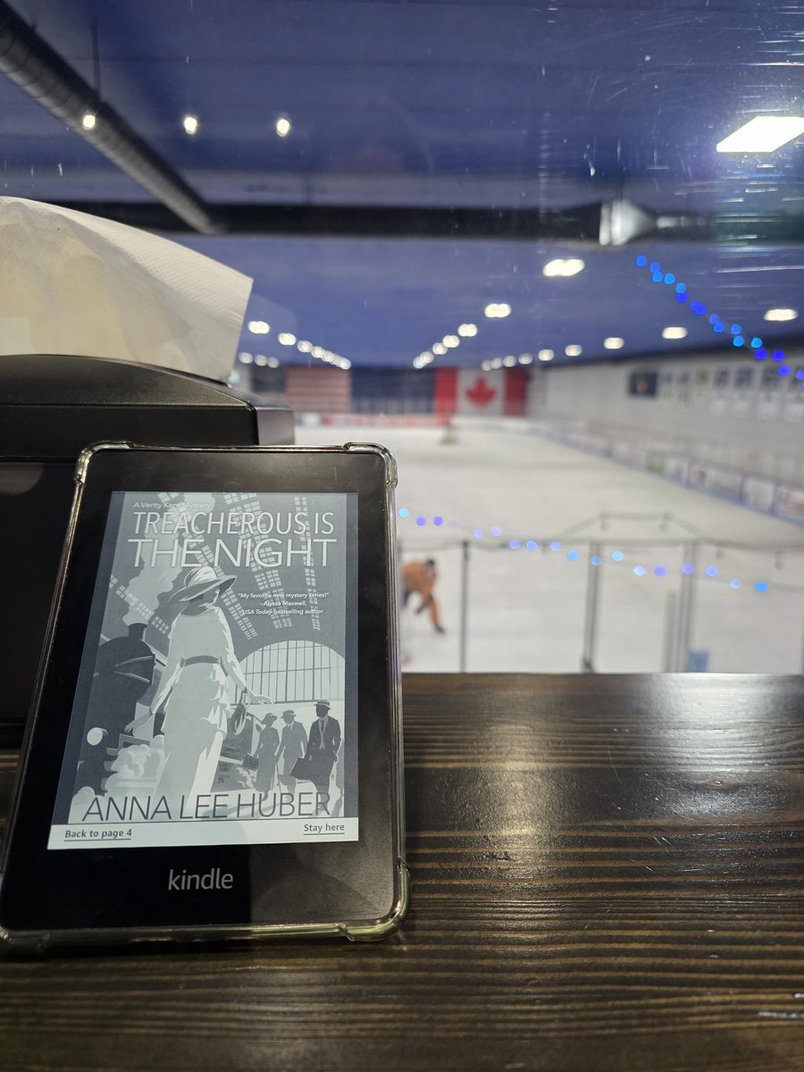 JosiesJets's tweet photo. A nice way to end thursday. books, beer and hockey! https://t.co/59sjaJ9bME