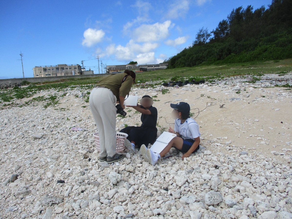 wadomarijhs's tweet photo. 短歌の題材探しで学校の目の前の長浜海岸へ。(長浜は本校校歌にもあります。)どこまでも続く青い海を前に、子どもたちはそれぞれの感じたことを言葉にしていきます。同じ景色を見ても、生まれる短歌は一人ひとり違う。それぞれの感性が言葉となって表れる様子に、学びの豊かさを感じるひとときでした。 https://t.co/xvFtebf9xb