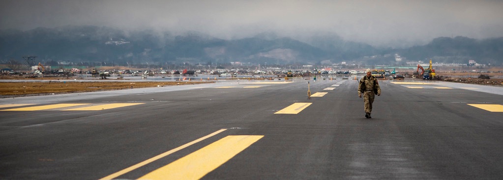 aki_jp2020's tweet photo. 米国は、津波で瓦礫に埋まった仙台空港を、自らの手足を動かして泥まみれになりながらも短時間で仮復旧して、そこに危険を冒しながらも輸送機で強行着陸して物資を届けてくれた。東北の人間として、とってもありがたかった。

これこそ日本のイメージする「明るく強いアメリカ」の象徴的な姿だったよ https://t.co/BeY0FvYie4
