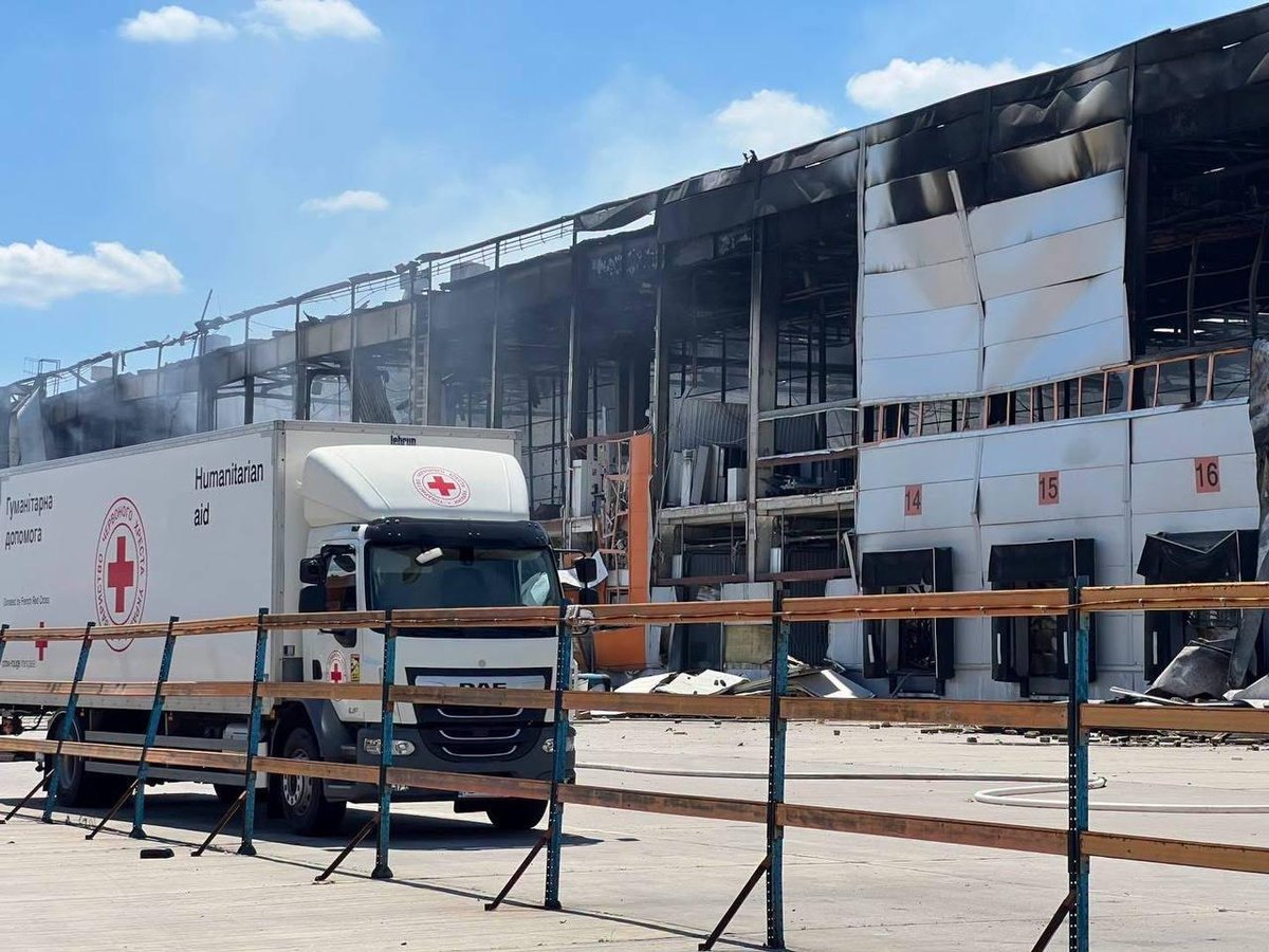 ChroniclesKiev's tweet photo. Nel vigliacco attacco su Kyiv, distrutto anche un magazzino della Croce Rossa Ucraina.
Sono andate perdute 320.000 unità di aiuti umanitari e attrezzature per un valore di 79 milioni di grivnie.
In Italia nessuno ne parlerà, l'opinione pubblica è pronta a mangiare la me*da russa. https://t.co/z3aL4v0IWj