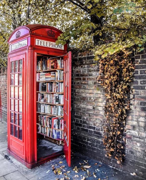 cscolari's tweet photo. Viejas interfaces mutantes. Las cabinas telefónicas británicas, que en estos días cumplen cien años, sobreviven reconvertidas en bibliotecas, cafeterías take away u oficinas de información para senderistas. Algo similar está pasando los kioscos de Barcelona #MediaEvolution https://t.co/Lf2VO9WQn1