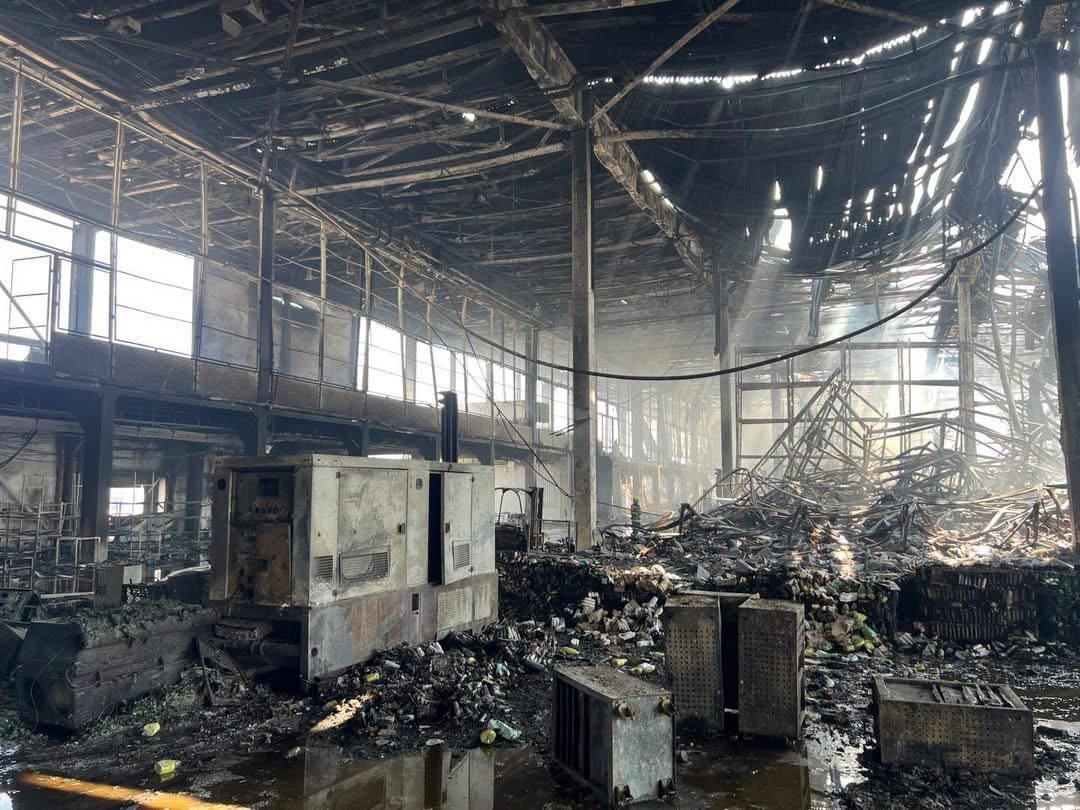 ChroniclesKiev's tweet photo. Nel vigliacco attacco su Kyiv, distrutto anche un magazzino della Croce Rossa Ucraina.
Sono andate perdute 320.000 unità di aiuti umanitari e attrezzature per un valore di 79 milioni di grivnie.
In Italia nessuno ne parlerà, l'opinione pubblica è pronta a mangiare la me*da russa. https://t.co/z3aL4v0IWj