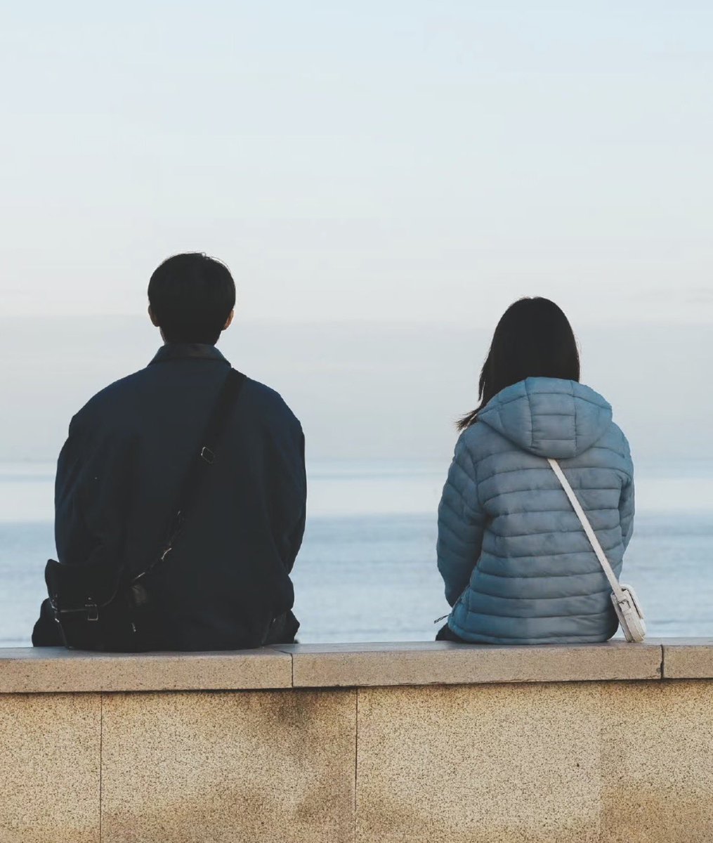 yuelightt's tweet photo. lovers by the sea https://t.co/9ufat4Qild