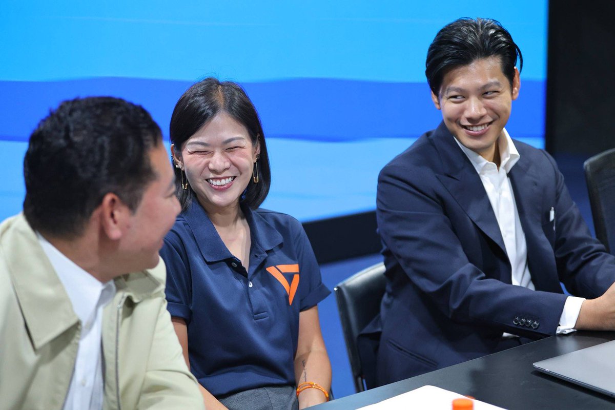 sirotek's tweet photo. ปชน.แถลงจับมือ "กลุ่มคนทำงาน-กลุ่มอิสระ" 37 เสียง ดัน "ส.ก.เนอส" นั่งประธาน สภา กทม. 'เนติภูมิ' รองฯ 1 'นริสสร' รองฯ 2

วันที่ 3 ก.ค. 2569 เวลา 11.30 น.ที่อาคารอนาคตใหม่ พรรคประชาชน (ปชน.) จัดงานแถลงข่าวประกาศวาระร่วมเพื่อยกระดับการทำงานสภากรุงเทพมหานคร โดยมีนายชัยวัฒน์ สถาวรวิจิตร อดีตผู้สมัครผู้ว่าฯ กทม. พรรค ปชน.เป็นประธานในการประชุม พร้อมด้วยตัวแทนพรรค ปชน. ได้แก่ นายศุภณัฐ มีนชัยนันท์ ส.ส. กทม. น.ส.ภัทราภรณ์ เก่ง��ุ่งเรืองชัย ว่าที่ส.ก.เขตบางซื่อ

โดยร่วมกับตัวแทนกลุ่มคนทำงาน ได้แก่ นายดวงฤทธิ์ เบ็ญจาธิกุล ชัยรุ่งเรือง และนายพลภูมิ วิภัติภูมิประเทศ ตัวแทนกลุ่ม Better Bangkok ได้แก่ นายสุรจิตต์ พงษ์สิงห์วิทยา หรือ "ดร.จอห์น" ว่าที่ ส.ก. เขตลาดกระบัง รวมถึงตัวแทนกลุ่ม ส.ก. อิสระ ประกอบด้วยนายนริสสร แสงแก้ว ว่าที่ ส.ก. เขตบางเขน ร่วมแถลงข่าว

ภายหลังการประชุม นายชัยวัฒน์ สถาวรวิจิตร กล่า��ว่า พรรคประชาชนได้รับการสนับสนุน ส.ก.บางเขน ส.ก.บางพลัด ส.ก.ลาดกระบัง ส.ก. เขตปทุมวัน ทำให้มีเสียงสนับสนุนทำให้มีเสียงสนับสนุน คือ 26 เสียง เกินครึ่งของสภา กทม.จะช่วยทำให้วาระการขับเคลื่อนสภา กทม.โปร่งใส และการจัดทำงบประมาณโปร่งใส ที่พวกเราต้องการขับเคลื่อนนั้นสามารถเกิดขึ้นได้จริง ยืนยัน พรรค ปชน.ไม่เคยปิดกั้นตอบรับความร่วมมือ ส.ก.กลุ่มอื่น

โดยวันนี้เราได้รับก���รสนับสนุนเพิ่มเติมจากกลุ่มคนทำงาน จำนวน 11 คน รวมเป็น 37 เสียง โดยมีข้อตกลงเพิ่มกันว่า

สมาชิกสภา กทม.จ��กพรรค ปชน.และกลุ่มอิสระ กลุ่มคนทำงาน รวม 37 คน จะร่วมกันทำงานและผลักดันวาระเพื่อสร้างสภา กทม. โปร่งใส มีกระบวนการงบประมาณที่โปร่งใส เพื่อยกระดับประสิทธิภาพ และความโปร่งใสใน สภา กทม. โดยร่วมกันเสนอและลงมติเห็นชอบ ผ่านข้อบัญญัติดังนี้

1.ร่างแก้ไขข้อบังคับการประชุมสภา กทม. เพื่อให้เกิดความโปร่งใส ตรวจสอบได้ มีปรสิทธิภาพ และเป็นของประชาชนโดยแท้จริง มีการกำหนดให้มีการถ่ายทอดสดการประชุมคณะกรรมการสามัญและวิสามัญของสภา กทม.

2.เปิดเผยรายชื่อการลงมติของสมาชิกสภา กทม.

3.เปิดเผยการเข้าประชุมของสมาชิกสภา กทม.

4.ร่างข้อบัญญัติ กทม.เรื่องงบประมาณ กทม. โปร่งใส ซึ่งทางที่ประชุมให้ความสำคัญเรื่องนี้เป็นอย่างมาก

นอกจากนี้ยังกำหนดให้ กทม.ต้องเปิดเผยรายละเอียดงบประมาณโครงการและรายการจัดซื้อจัดจ้าง ในรูปแบบที่คอมพิวเตอร์สามารถอ่านและประมวลผลได้อัตโนมัติ ตั้งแต่กระบวนการการจัดทำงบคำขอประมาณ และการบริหารสัญญาหลังการจัดซื้อจัดจ้าง เพื่อให้ประชาชนมีส่วนร่วมในการตรวจสอบการใช้งบประมาณ ป้องกันการจัดซื้อจัดจ้างที่แพงเกินความจำเป็น และที่สำคัญป้องกันการทุจริตในการจัดซื้อจัดจ้างของ กทม.

รวมถึงกำหนดให้เพิ่มระยะเวลาให้สมาชิกสภา กทม. สามารถตรวจสอบเอกสารงบประมาณก่อนเข้าสู่วาระที่ 1 ของการพิจารณาในสภา กทม. อย่างน้อย 30 วัน เพื่อให้ ส.ก. ได้ทำความเข้าใจในร่างต่าง ๆ โดยประธานคณะกรรมการวิสามัญงบรายจ่ายประจำปี ต้องจัดให้มีเวลาพิจารณางบแปรญัติติไม่น้อยกว่า 3 วัน ดำเนินการผลั��ดันข้อบังคับและข้อบัญญัติให้แล้วเสร็จ ภายในสิ้นปี 2569

ขณะเดียวกันหลัง กกต. ได้ให้การรับรองผลการเลือกตั้งทางสมาชิก กทม. ทั้ง 37 คน จะร่วมการเห็นชอบในการลงมติ เพื่อเลือก น.ส.ภัทราภรณ์ เก่งรุ่งเรืองชัย เป็นประธานสภา กทม. คนที่ 26 ส่วนนายเนติภูมิ มิ่งรุจิราลัย ว่าที่ ส.ก.เขตบึงกุ่ม เป็นรองประธานสภา กทม.คนที่ 1 และนายนริสสร แสงแก้ว เป็น รองประธานสภา กทม.คนที่ 2 เพื่อให้การทำ���านมีเอกภาพ ในการทำงานเพื่อควบคุมตรวจสอบและดูและการบริการ