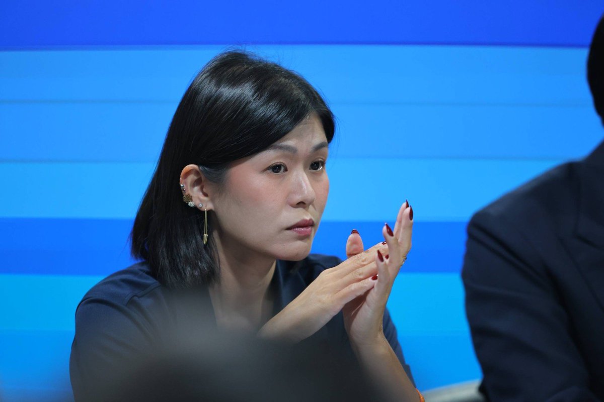 sirotek's tweet photo. ปชน.แถลงจับมือ "กลุ่มคนทำงาน-กลุ่มอิสระ" 37 เสียง ดัน "ส.ก.เนอส" นั่งประธาน สภา กทม. 'เนติภูมิ' รองฯ 1 'นริสสร' รองฯ 2

วันที่ 3 ก.ค. 2569 เวลา 11.30 น.ที่อาคารอนาคตใหม่ พรรคประชาชน (ปชน.) จัดงานแถลงข่าวประกาศวาระร่วมเพื่อยกระดับการทำงานสภากรุงเทพมหานคร โดยมีนายชัยวัฒน์ สถาวรวิจิตร อดีตผู้สมัครผู้ว่าฯ กทม. พรรค ปชน.เป็นประธานในการประชุม พร้อมด้วยตัวแทนพรรค ปชน. ได้แก่ นายศุภณัฐ มีนชัยนันท์ ส.ส. กทม. น.ส.ภัทราภรณ์ เก่ง��ุ่งเรืองชัย ว่าที่ส.ก.เขตบางซื่อ

โดยร่วมกับตัวแทนกลุ่มคนทำงาน ได้แก่ นายดวงฤทธิ์ เบ็ญจาธิกุล ชัยรุ่งเรือง และนายพลภูมิ วิภัติภูมิประเทศ ตัวแทนกลุ่ม Better Bangkok ได้แก่ นายสุรจิตต์ พงษ์สิงห์วิทยา หรือ "ดร.จอห์น" ว่าที่ ส.ก. เขตลาดกระบัง รวมถึงตัวแทนกลุ่ม ส.ก. อิสระ ประกอบด้วยนายนริสสร แสงแก้ว ว่าที่ ส.ก. เขตบางเขน ร่วมแถลงข่าว

ภายหลังการประชุม นายชัยวัฒน์ สถาวรวิจิตร กล่า��ว่า พรรคประชาชนได้รับการสนับสนุน ส.ก.บางเขน ส.ก.บางพลัด ส.ก.ลาดกระบัง ส.ก. เขตปทุมวัน ทำให้มีเสียงสนับสนุนทำให้มีเสียงสนับสนุน คือ 26 เสียง เกินครึ่งของสภา กทม.จะช่วยทำให้วาระการขับเคลื่อนสภา กทม.โปร่งใส และการจัดทำงบประมาณโปร่งใส ที่พวกเราต้องการขับเคลื่อนนั้นสามารถเกิดขึ้นได้จริง ยืนยัน พรรค ปชน.ไม่เคยปิดกั้นตอบรับความร่วมมือ ส.ก.กลุ่มอื่น

โดยวันนี้เราได้รับก���รสนับสนุนเพิ่มเติมจากกลุ่มคนทำงาน จำนวน 11 คน รวมเป็น 37 เสียง โดยมีข้อตกลงเพิ่มกันว่า

สมาชิกสภา กทม.จ��กพรรค ปชน.และกลุ่มอิสระ กลุ่มคนทำงาน รวม 37 คน จะร่วมกันทำงานและผลักดันวาระเพื่อสร้างสภา กทม. โปร่งใส มีกระบวนการงบประมาณที่โปร่งใส เพื่อยกระดับประสิทธิภาพ และความโปร่งใสใน สภา กทม. โดยร่วมกันเสนอและลงมติเห็นชอบ ผ่านข้อบัญญัติดังนี้

1.ร่างแก้ไขข้อบังคับการประชุมสภา กทม. เพื่อให้เกิดความโปร่งใส ตรวจสอบได้ มีปรสิทธิภาพ และเป็นของประชาชนโดยแท้จริง มีการกำหนดให้มีการถ่ายทอดสดการประชุมคณะกรรมการสามัญและวิสามัญของสภา กทม.

2.เปิดเผยรายชื่อการลงมติของสมาชิกสภา กทม.

3.เปิดเผยการเข้าประชุมของสมาชิกสภา กทม.

4.ร่างข้อบัญญัติ กทม.เรื่องงบประมาณ กทม. โปร่งใส ซึ่งทางที่ประชุมให้ความสำคัญเรื่องนี้เป็นอย่างมาก

นอกจากนี้ยังกำหนดให้ กทม.ต้องเปิดเผยรายละเอียดงบประมาณโครงการและรายการจัดซื้อจัดจ้าง ในรูปแบบที่คอมพิวเตอร์สามารถอ่านและประมวลผลได้อัตโนมัติ ตั้งแต่กระบวนการการจัดทำงบคำขอประมาณ และการบริหารสัญญาหลังการจัดซื้อจัดจ้าง เพื่อให้ประชาชนมีส่วนร่วมในการตรวจสอบการใช้งบประมาณ ป้องกันการจัดซื้อจัดจ้างที่แพงเกินความจำเป็น และที่สำคัญป้องกันการทุจริตในการจัดซื้อจัดจ้างของ กทม.

รวมถึงกำหนดให้เพิ่มระยะเวลาให้สมาชิกสภา กทม. สามารถตรวจสอบเอกสารงบประมาณก่อนเข้าสู่วาระที่ 1 ของการพิจารณาในสภา กทม. อย่างน้อย 30 วัน เพื่อให้ ส.ก. ได้ทำความเข้าใจในร่างต่าง ๆ โดยประธานคณะกรรมการวิสามัญงบรายจ่ายประจำปี ต้องจัดให้มีเวลาพิจารณางบแปรญัติติไม่น้อยกว่า 3 วัน ดำเนินการผลั��ดันข้อบังคับและข้อบัญญัติให้แล้วเสร็จ ภายในสิ้นปี 2569

ขณะเดียวกันหลัง กกต. ได้ให้การรับรองผลการเลือกตั้งทางสมาชิก กทม. ทั้ง 37 คน จะร่วมการเห็นชอบในการลงมติ เพื่อเลือก น.ส.ภัทราภรณ์ เก่งรุ่งเรืองชัย เป็นประธานสภา กทม. คนที่ 26 ส่วนนายเนติภูมิ มิ่งรุจิราลัย ว่าที่ ส.ก.เขตบึงกุ่ม เป็นรองประธานสภา กทม.คนที่ 1 และนายนริสสร แสงแก้ว เป็น รองประธานสภา กทม.คนที่ 2 เพื่อให้การทำ���านมีเอกภาพ ในการทำงานเพื่อควบคุมตรวจสอบและดูและการบริการ