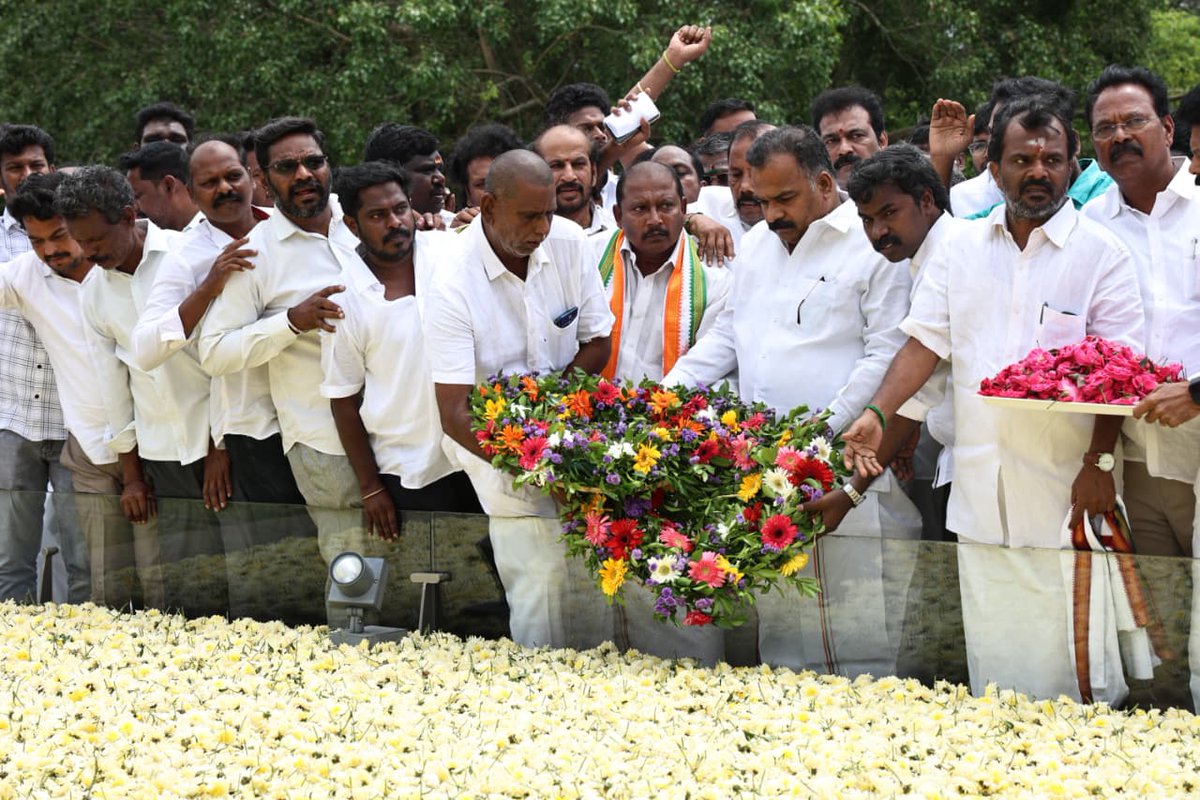 INCTamilNadu's tweet photo. திருப்பெரும்புதூரில் அமைந்துள்ள முன்னாள் பிரதமர் அமரர் ராஜீவ் காந்தி அவர்களின் நினைவிடத்தில், தமிழ்நாடு காங்கிரஸ் கமிட்டி தலைவர் திரு. ப. மாணிக்கம் தாகூர், எம்.பி. அவர்கள் மலர்தூவி அஞ்சலி செலுத்தினார்.

தமிழ்நாடு காங்கிரஸ் கமிட்டியின் மாநில மற்றும் மாவட்ட நிர்வாகிகள் உடனிருந்தனர்.