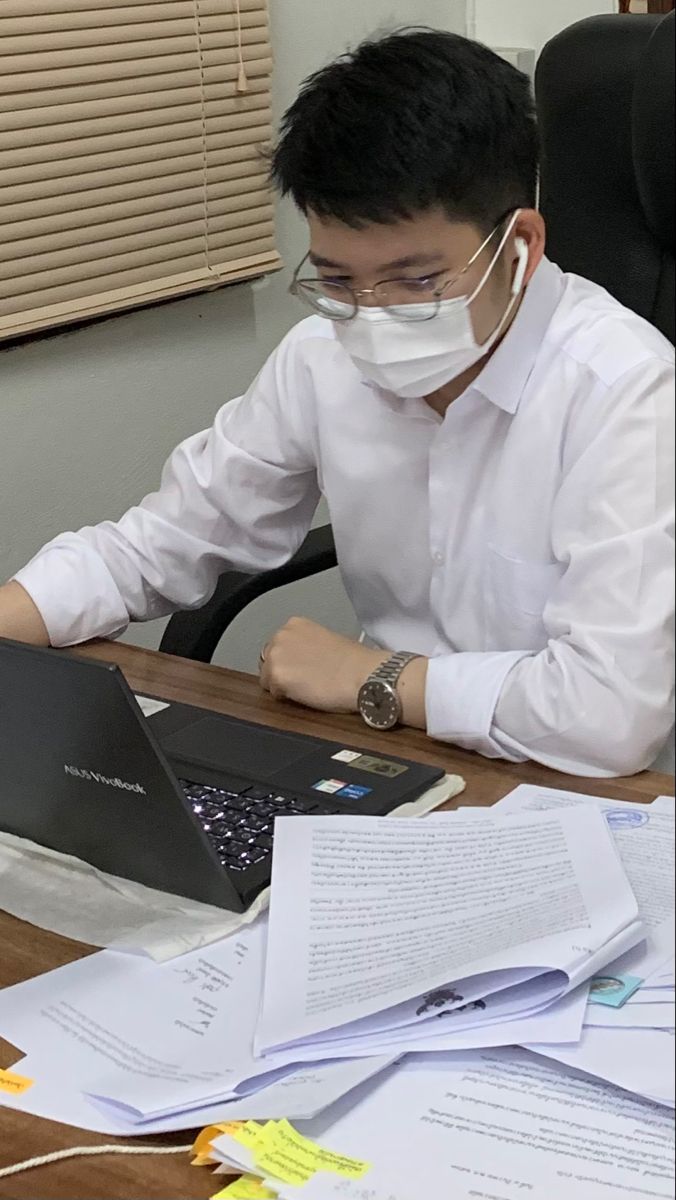 unegrakyatindo's tweet photo. kantor tempat gua kerja, tidak memperbolehkan karyawannya pulang teng go 5.30. bahkan yang notice adalah direktur nya. jujur gua udah pernah kena tegur perihal pulang jam 5.30 dan sekarang kena tegur lagi karena direktur expected me plg jam 6.00 sore tp gua pulang around 5.45 setiap hari.

padahal pekerjaan pun sudah slesai.. even tho belum, yang namanya bekerja ya ada batas waktunya karna kalo gk bgitu, kerjaan gk akan ada habisnya.
bahkan di surat nya pun, ada tulisan jam kerja 8.30-5.30.

sekarang trigger nya karena atasan gua kmrn plg jam 5.30 teng karena dia ada urusan pribadi.

pas mau plg, lewat ruangan kaca beliau, dan after that beliau langsung minta list absensi karyawan (mau nge cek tap in & tap out)

bukannya kita gk ada yg menyalahi aturann yg sudah di ttd both side? masuk bahkan selalu tap in sbelum jam 8.30, tapi gak diperhitungkan. giliran plg on time/ gak lembur, dipermasalahkan.

furthermore, apakah seorang direktur ngurusin ginian?
kemarin gua plg 5.45 or 5.50 karena ada janji badminton jam 6.00, then paginya which hari iniiiihh kena tegur HR krn HR ditegur direktur 😌

apakah perushaan ini akan bangkrut jika aku pulang teng go? tidak bolehkah karyawan bekerja sesuai dgn agreement yg disetujui sebelumnya?

2026, masih ajah dianggap kerja efektif cmn di kantor?

cc : meilaniewennars
