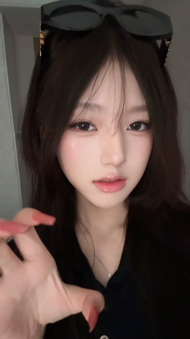 Bratta1997's tweet photo. 正式分手了   

现在专注推特     

第一次拍全身的        

这应该就是你们说的穴脸同框吧 https://t.co/tDXiSahOgr