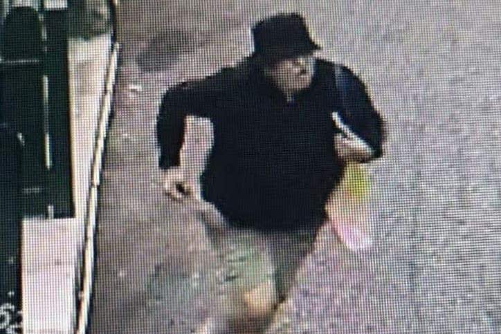 DidierMaisto's tweet photo. Une ukrainienne d’une trentaine d’années résidant en Allemagne est la principale suspecte de l’attentat à l’explosif commis à Monaco le 29 juin 

Elle a déposé le sac piégé devant le domicile de l’oligarque ukrainien Vadim Ermolaev rue Révérend-Père-Louis-Frolla. 

Elle a été filmée par les caméras de vidéosurveillance : elle portait un épais chapeau noir, un gilet noir sur un pantalon blanc et des baskets blanches. Elle a d’abord été prise pour un homme avant que les enquêteurs ne rectifient.

Elle a fait plusieurs repérages les jours précédents, a attendu sur un banc en face de l’immeuble, puis a actionné l’explosion à distance avant de fuir vers Beausoleil.

Son nom n’a pas été rendu public à ce jour. Les autorités monégasques et françaises n’ont pas dévoilé son identité, seule une notice rouge Interpol a été émise. L’enquête penche pour une piste ukrainienne, mais rien n’est confirmé officiellement sur les commanditaires.