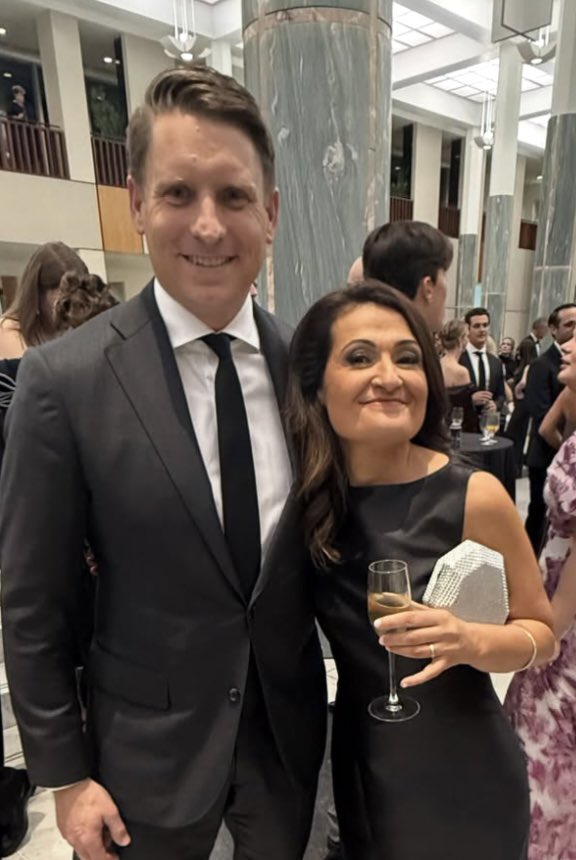 PeterCronau's tweet photo. Leaning in…

How the mainstream media hold their pet politicians to account. 

The Press Gallery Strikes Again: 
The mediocrity we've come to expect. |  LAMESTREAM 

https://t.co/d6fn7IGPsW https://t.co/2xaKoN6qnR