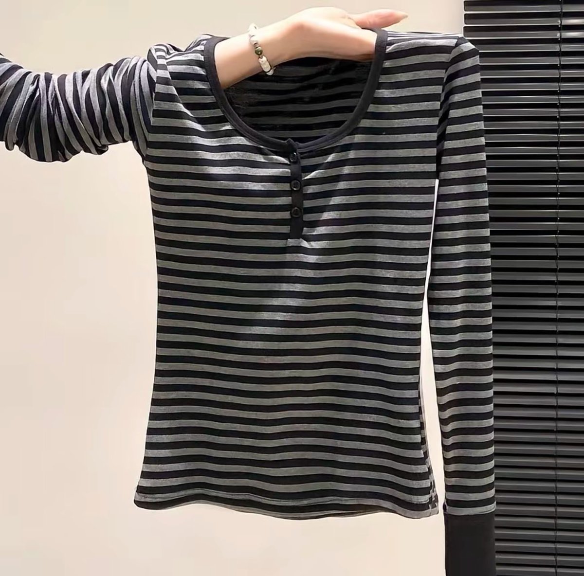 salppoppi's tweet photo. #wts want to sell help rt

 U-neck tshirt fit body longsleeve striped hitam abu-abu size M
 Dijual karena salah ukuran, belum dipake samsek masih plastikan (baru sampe t_t), harga beli 98k 

💵85k nett
🍊co oren free ong
🏡jatim

#zonauang #zonajajan https://t.co/KeAPzAeM8V