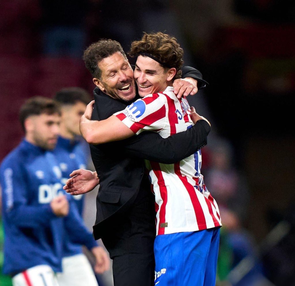 atletiuniverse's tweet photo. 💣🚨 MAJOR BREAKING - Diego Simeone breaks his silence about Julián Alvarez:

"He’s the player around whom, as a club and as a team, we plan to build our game. That’s what we’ve been doing since he arrived, and that’s still our way of thinking.

His future, above all, is tomorrow’s match. The best thing that can happen to him is to focus on that and not think about all these stories that have come out, so they don’t create confusion for him. Things will be resolved, as they always have been in life.

He’s an extraordinary player, the best footballer we have at Atlético since he arrived. He’s unquestionably among the five best players in the world.

We’re very happy with his work. I can’t say anything more than what I’ve already told you because he’s behaved impeccably as a person.

He’s a young man who has always worked in the best possible way for the good of the team. Hopefully, in this important stage with the national team, he can show everything he’s capable of."

[via ESPN]