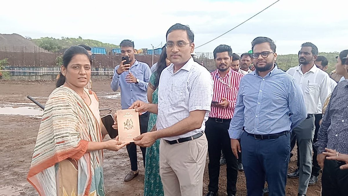 DeepmalaMKale's tweet photo. 🏟️ जळगावमध्ये उभारण्यात येत असलेल्या ₹२५० कोटींच्या विभागीय क्रीडा संकुलाकडे जाणाऱ्या प्रशस्त रस्त्यासाठी आज संयुक्त पाहणी करण्यात आली.
खेळाडू व नागरिकांच्या सोयीसाठी आवश्यक कार्यवाही प्राधान्याने करण्यात येणार आहे.
#Jalgaon #SportsComplex #Development #DeepmalaKale https://t.co/YZcqJlgEKD