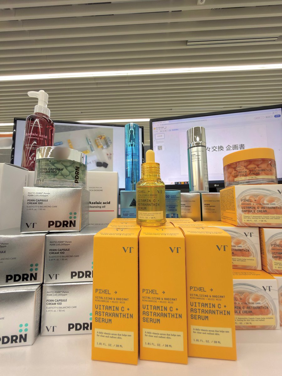 cliojapan's tweet photo. ＃推しアイテム交換　VT編

VTさんと物々交換したら、
デスクが埋まるくらいのプレゼントを頂きました😭✨（大歓喜）

気になっていた話題の成分から大人気カプセルクリームまで…!!
嬉しすぎて頭抱えてます🤦‍♀️

独り占めするのはもったいないので、
フォロワーの皆さんにおすそ分けします♡

抽選でCLIOとVTの商品を5名様にプレゼント🎁✨
私の仕事スペースを空けるために、
どしどしご応募ください！！👇

📌 参加方法
① クリオ（@cliojapan )とVT(@vtcosmetics_jp )公式アカウントをフォロー
② この投稿にいいね❤️＆RP🔁
☑️『欲しい！』の熱い思いを引用RPすると当選率UP！

🎁 プレゼント
▶CLIO ヘリテージコレクション 3種(ファンウェアクッション＋ミューズマスターパレット＋クリスタルグラムティント) ※カラー選択可。
▶VT(ビタミンC アスタキサンチンカプセルクリーム＋ビタミンCアスタキサンチンセラム)

📅応募期間
～7月6日(月)

📢当選発表　7/7(火)
＊当選者にのみ個別DMにて発表させていただきます。