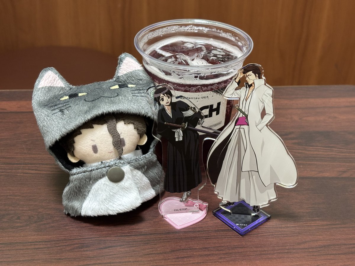 kitabe47's tweet photo. #bleach 
推し活 Inまねきねこ🎤
恋次のドリンク🥤頼んだら、一護のコースター引いた🙌🏻
藍雛ちゃんも嬉しそう
というか藍染様が一番嬉しそう🤣 https://t.co/yqeKQVgJop