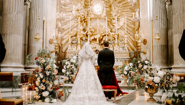 etiennevalcroix's tweet photo. Ainsi, un couple de jeunes catholiques souhaitant se marier le mois prochain au sein de la Fraternité verra son mariage qualifié d’« invalide », tandis qu’un couple sodomite pourra tranquillement se rendre dans l’église locale pour y recevoir la bénédiction de son union et communier dans sa paroisse. On marche sur la tête.