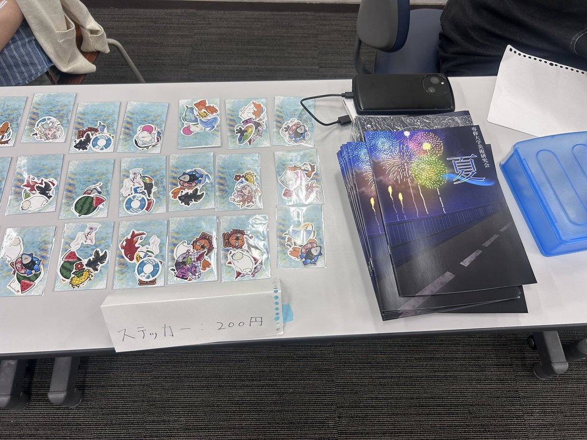 senshu_b_kanda's tweet photo. 黒門祭神田キャンパスでも開催してます！
なんと金土に神田キャンパスでブースを開いているのは美術研究会ただひとつ！オンリーワン！世界に一つだけのフラワー！

全16作品の画集を300円！
全21種のフレークシールが5種で200円！是非お越しください！
#黒門祭 #専修大学 #神田 #神保町 https://t.co/3xKGUboFPt