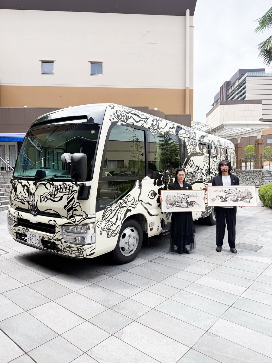 THECABINCOMPANY's tweet photo. 【杉の井ホテル×大分県立美術館×ザ・キャビンカンパニー】

三者合同によるバスラッピング企画『竜宮バス』が、今日から運行開始です！杉の井ホテルへお越しの際は、ぜひ乗ってみてください🐢🌊

大分県立美術館の収蔵作品である川瀬巴水の版画「別府観海寺」と、現在の観海寺「杉の井ホテル」を、掛け合わせ、100年の時を玉手箱に閉じ込めるようにして、海亀の中に描き入れました。

杉乃井は現代の「竜宮城」。バスはそこへ誘う「海亀」。夢が終わり、現実に戻るまでは、どうか海亀の背にゆられ、湯けむりのぼる竜宮極楽を、心ゆくまで楽しんで欲しいと願います。

詳細はこちらから↓↓
https://t.co/7PIG4FnEmx

#杉の井ホテル
#大分県立美術館
#ザキャビンカンパニー