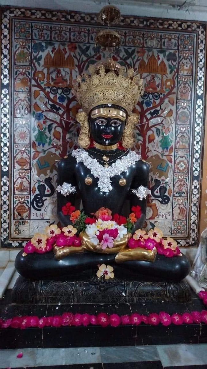 TanviSolanki_'s tweet photo. 🪐 पूरे विश्व में केवल 2 जीवित स्वामी नेमीनाथ भगवान की प्रतिमा 
  
 💫 "अर्ध शत्रुंजय" जामनगर के देरासर में पूजाती जीवित नेमिनाथ स्वामी जो गिरनार के नेमिनाथ दादा की याद दिलाते हैं यह मूर्ति कृष्ण महाराज के घर पे पूजी गई थी
 जीवित नेमिनाथ स्वामी (नेमिनाथ प्रभु के जीवित समय पर निर्मित मूर्ति) पूरे विश्व में केवल 2 ही स्थान है, एक सहसावान में और दूसरा जामनगर में..

ऐसे खूबसूरत और मजेदार दादा को देखने के लिए एक बार जामनगर जरूर आएं... !!! 🥺🙌🏻