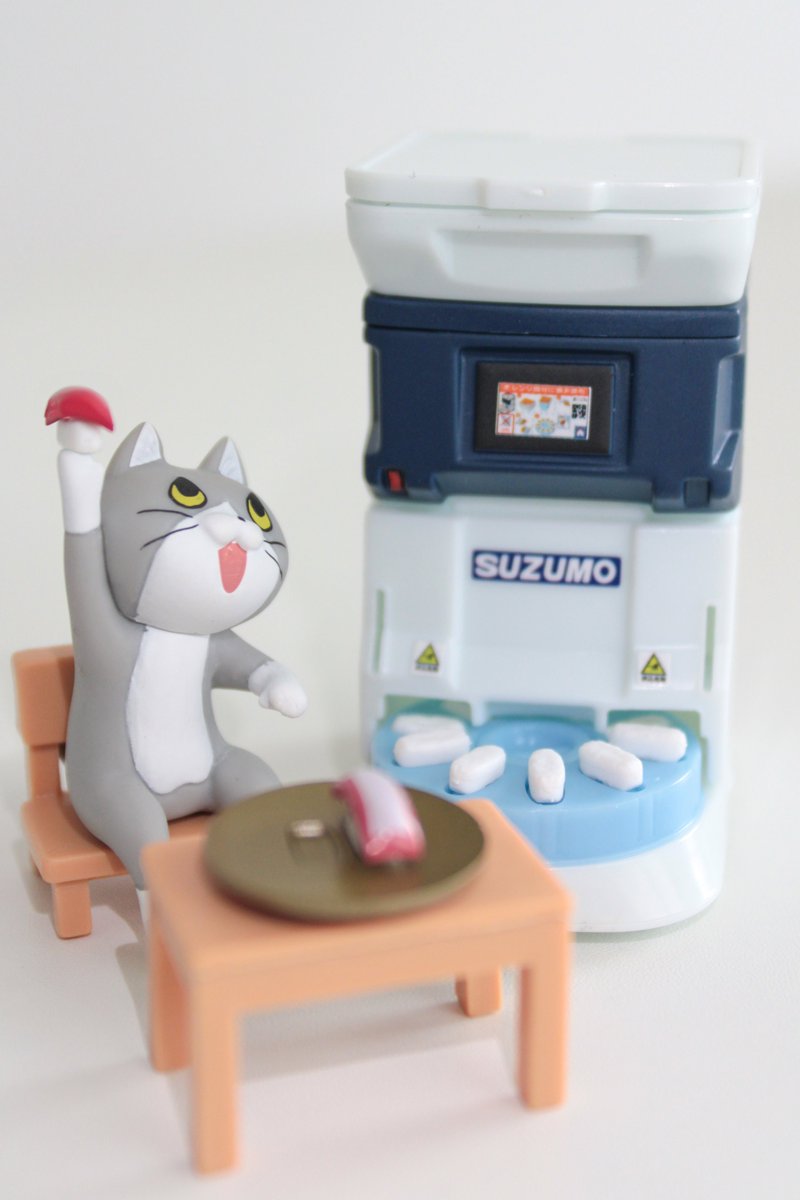 SUB_toyscabin's tweet photo. 本日7月3日は「寿司ロボットの日」！

寿司ロボットで作った寿司にご満悦な仕事猫🍣🐱

「1/10 SUZUMO 寿司ロボット シャリ玉プラス」は画像内の新機種「SSN-KTAカラー」をプラスして今年8月発売！
発売までお楽しみに🍣

※写真内の仕事猫、机、椅子は寿司ロボットと異なる商品になります。 https://t.co/EO7r0fK6zI