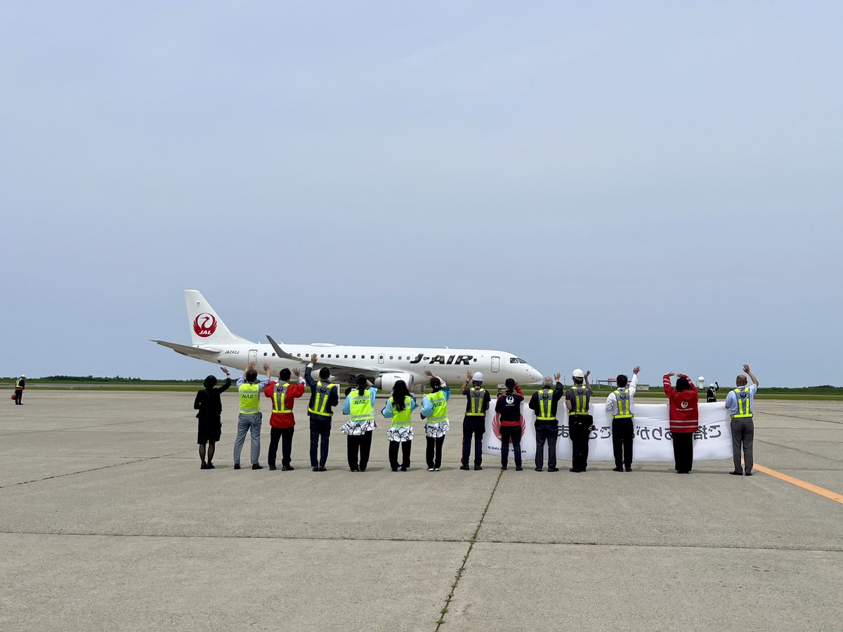 niigata_ab's tweet photo. \\✨JAL新潟＝大阪(伊丹)線60周年✨//

先日7/1(水)に、JAL新潟＝大阪(伊丹)線60周年を記念したイベントが開催されました㊗️🎉

米るくんも一緒にご搭乗のお客さまのお見送りをさせていただきました🎶✨

これからも皆さまのご利用を心よりお待ちしております😊 https://t.co/bw28vRJmiP