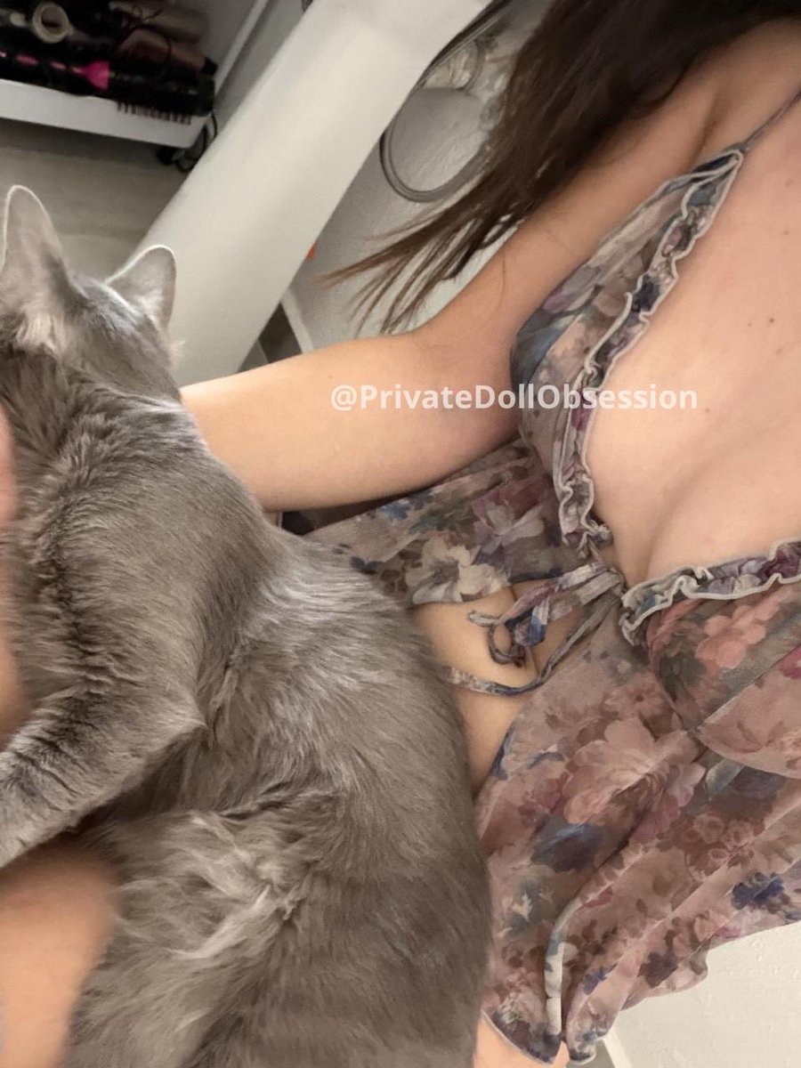 PrivateDoll0's tweet photo. My little kitty refuses to leave my side… even when I go to the bathroom 🤭🤭

#nsfwtwtًً #OnlyfansCreator https://t.co/tmLmWyckDh