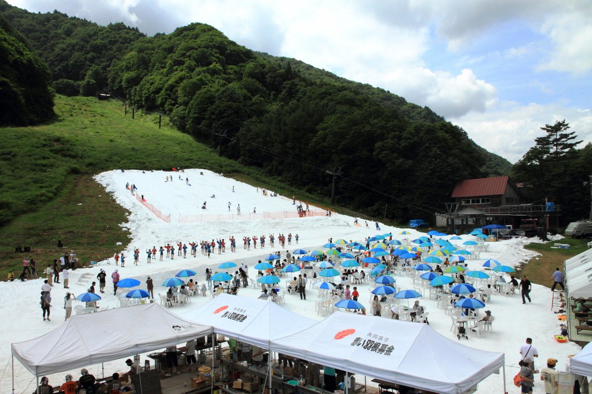 oideena's tweet photo. 【第34回檜枝岐真夏の雪まつり】
真夏なのに雪遊び！❄️
ソリ滑りや雪上スイカ割りなど、ひんやり楽しい体験がいっぱい⛄

📅8/1(土)10:00～16:00・8/2(日)10:00～15:00
📍尾瀬檜枝岐温泉スキー場

▼詳細はこちら！
【https://t.co/mqhFZAbn3A】 https://t.co/y2FVcCSIOV