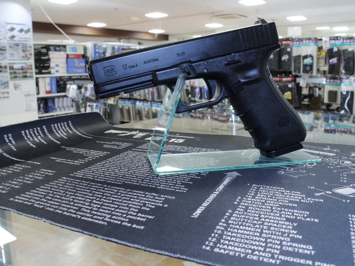 PH_atsugi's tweet photo. 東京マルイ　再入荷

G17 Gen4 ガスブローバック

Gen4からのグリップの新規チェッカリングや、大型化したマガジンキャッチ、Gen4から採用された脱着式グリップバックストラップが特徴となっています。(ガン担当) https://t.co/38mVoI4dNE
