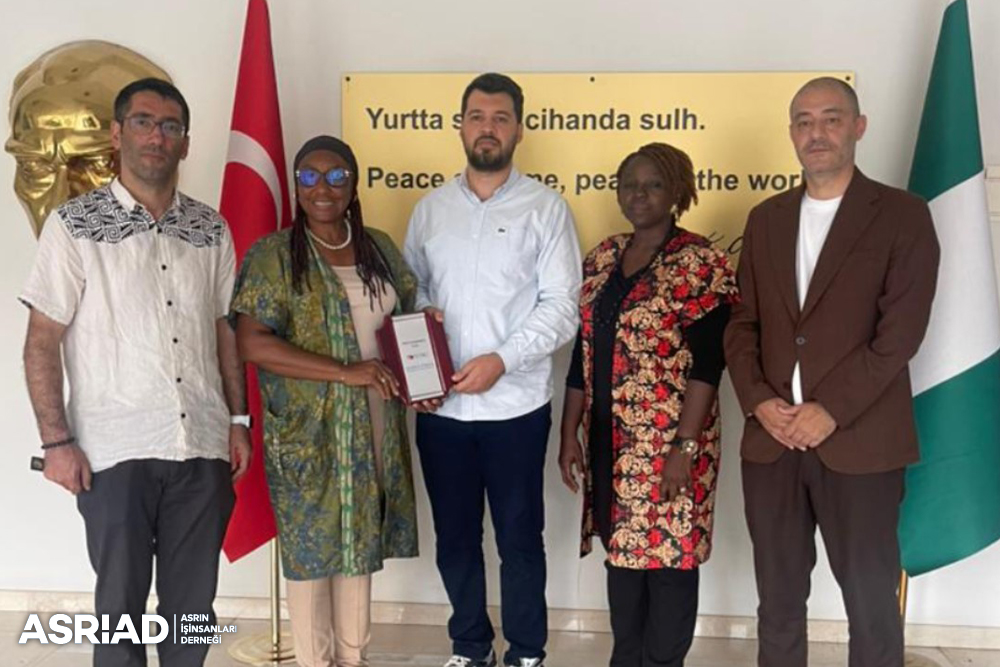 asriadgm's tweet photo. NTBC Nijerya-Türkiye İş Konseyi'nin davetlisi olarak Abuja'da bulunan Dış İlişkilerden Sorumlu Genel Başkan Yardımcısı Yusuf Bilgin, Genel Müdür Sayın Uche Osoka ile birlikte Abuja'daki Türkiye Büyükelçiliğini ziyaret ederken Ticaret Müşaviri Sefa Akyol ile bir araya geldi. 

Nijerya'da yapılabilecek yatırımlar konusunda görüş alışverişinde bulunan Bilgin, daha sonra Abuja Ticaret Odası işbirliği ile organize edilen toplantıda bölgedeki Türkiye ile iş yapmak isteyen ve kendilerine ticari partner arayan önemli şirketlerin yetkilileri ile birebir görüşmelerde bulunuldu. 

#ASRİAD #NTBC #TurkeyNigeria #Nigeria #TürkiyeNijerya #InternationalTrade #Investment #BusinessDiplomacy #BusinessNetworking #EconomicCooperation #öncenitelik