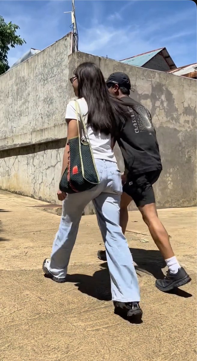 blairwaldorfs_'s tweet photo. kahit nakatalikod napaka cute :< hay adorable tall couple :'> https://t.co/ycAgFLJEwp