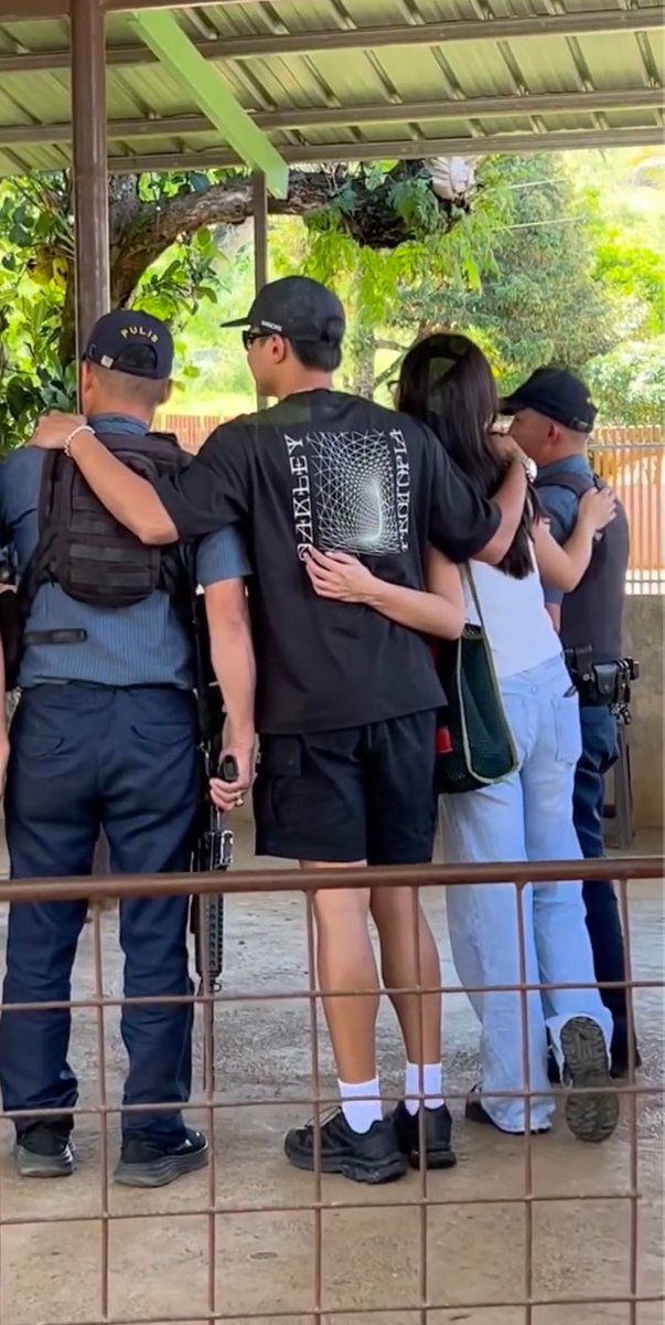 blairwaldorfs_'s tweet photo. kahit nakatalikod napaka cute :< hay adorable tall couple :'> https://t.co/ycAgFLJEwp