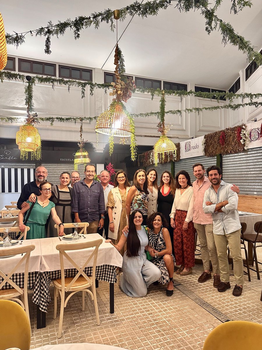 ColFarmaSVQ's tweet photo. No hay nada más fuerte que un equipo convencido. 

Y nosotros lo estamos: Vamos a Construir un Colegio de Farmacéuticos de Sevilla de Todos. Con todos. https://t.co/M3VbGOc2UK