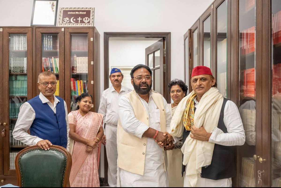 manojparasmla's tweet photo. विधायक नगीना (पूर्व मंत्री) माननीय मनोज पारस जी उनके साथ उनकी धर्मपत्नी श्रीमती नीलम पारस जी (पूर्व जिला पंचायत सदस्य) ने पार्टी कार्यालय लखनऊ में पीडीए के महानायक, सामाजिक न्याय और संविधान के रक्षक, समाजवादी पार्टी के राष्ट्रीय अध्यक्ष, उत्तर प्रदेश के यशस्वी पूर्व मुख्यमंत्री, लोकसभा में सपा संसदीय दल के नेता आदरणीय श्री अखिलेश यादव जी मुलाकात कर उन्हें जन्मदिन की हार्दिक बधाई एवं शुभकामनाएं दी||
जय समाजवाद, जय पीडीए! 🚩