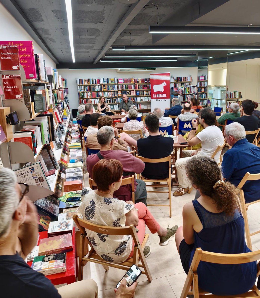 ErnestFolch's tweet photo. ✨📖 Gran presentació a @MulassaVilanova de 'Desmemòria letal' d'@EricHauck, amb @JordiEroles i @_VictoriaAlsina. Gràcies a tots per la bona estona que ens vau fer passar! https://t.co/KgLuBXRjnc