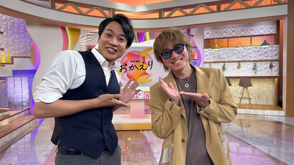 news_okaeri_abc's tweet photo. このあと番組冒頭からスペシャルゲスト
SUPER EIGHT安田章大さんが登場！！

本番前に横山アナとパシャリ📷
「ヒットの方程式」では素敵なお知らせも☺️

このあと3時40分スタート♪

#SUPER EIGHT
#安田章大
#横山太一
#newsおかえり https://t.co/ujtxWP4O88