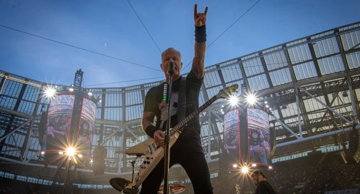 Metallica'dan 1000 Öğrenciye Eğitim Desteği