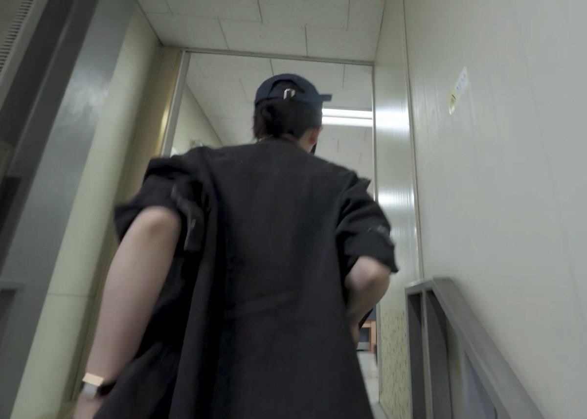 carlcoulate's tweet photo. Very broad shoulders, no wonder mj loves to hug her https://t.co/IocuD4T0oA
