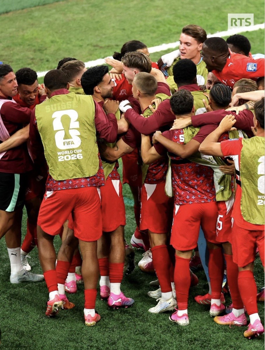 okaformidable's tweet photo. Sur les 4 dernières Coupes du monde, seules 4 équipes se sont qualifiées à chaque fois pour les huitièmes de finale :

🇫🇷 France
🇧🇷 Brésil
🇦🇷 Argentine (si elle remporte son match face au Cap-Vert)
🇨🇭 Suisse

Maintenant, place aux huitièmes de finale ! 🔥🔥🔥 https://t.co/tN6QE4WX6h