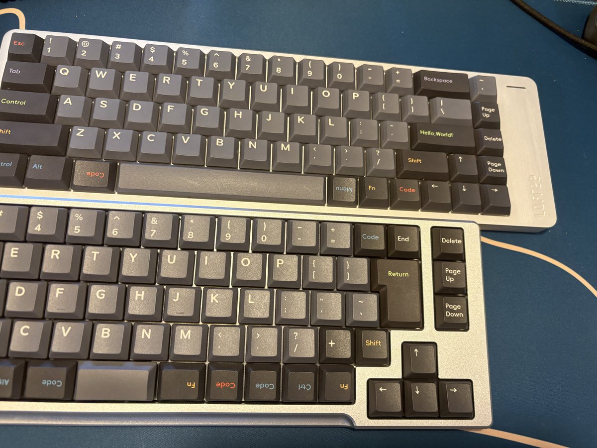 samansa011's tweet photo. 造形が美しく、ベストに近い日本語配列。
わりと軽い。
Switch : Lofree Hades
Keycap : Oblivion Berry Profile
同色のFlow2と似た感じにみえますがToSeventyの方が質感、デザインともに良いです。#自作キーボード　#ToSeventy https://t.co/0ixV4rVbJW