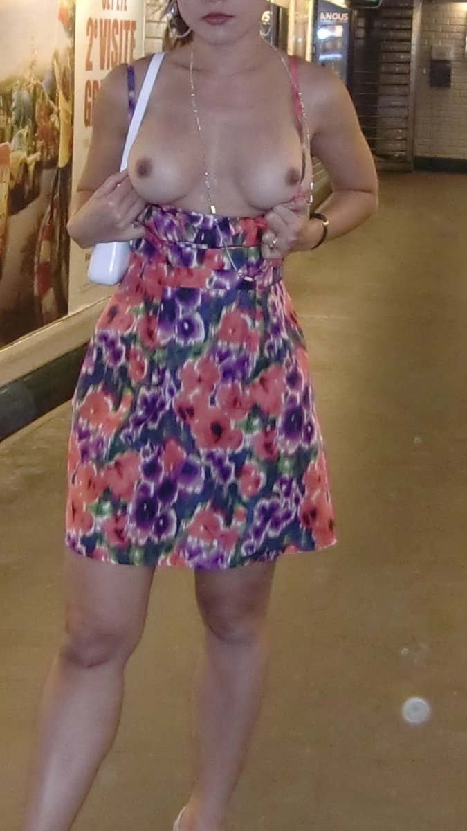 TamboraSpice's tweet photo. So many beautiful sights in Paris 
#flashing #hotwife #sexydress https://t.co/hM3whKZZai