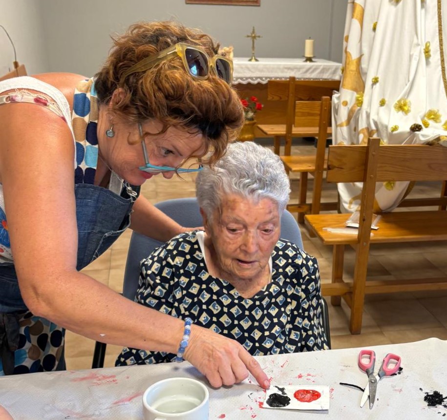 ResVirgenBustar's tweet photo. 🐞El lunes tuvimos una nueva actividad y es que un familiar de una de nuestras residentes quiso traernos un taller de mariquitas elaboradas con cucharas de plástico.

👏¡Muchas gracias por el detalle y por hacernos pasar un rato muy entretenido!

#ResidenciasClece https://t.co/uJF7opuJf6