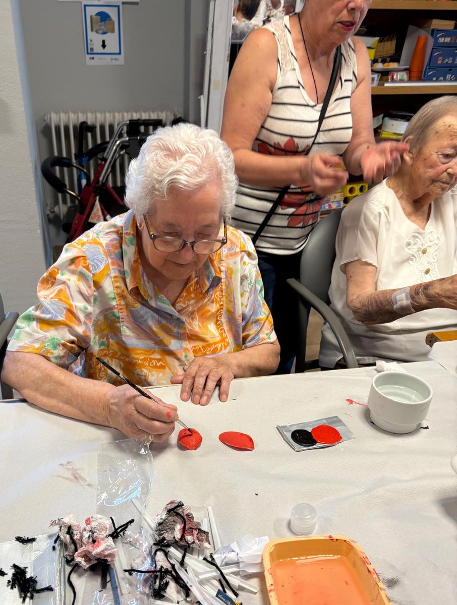 ResVirgenBustar's tweet photo. 🐞El lunes tuvimos una nueva actividad y es que un familiar de una de nuestras residentes quiso traernos un taller de mariquitas elaboradas con cucharas de plástico.

👏¡Muchas gracias por el detalle y por hacernos pasar un rato muy entretenido!

#ResidenciasClece https://t.co/uJF7opuJf6