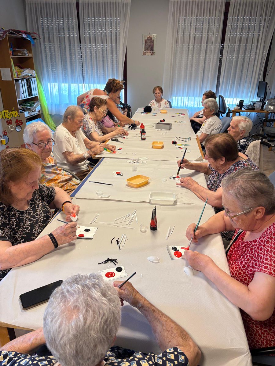 ResVirgenBustar's tweet photo. 🐞El lunes tuvimos una nueva actividad y es que un familiar de una de nuestras residentes quiso traernos un taller de mariquitas elaboradas con cucharas de plástico.

👏¡Muchas gracias por el detalle y por hacernos pasar un rato muy entretenido!

#ResidenciasClece https://t.co/uJF7opuJf6