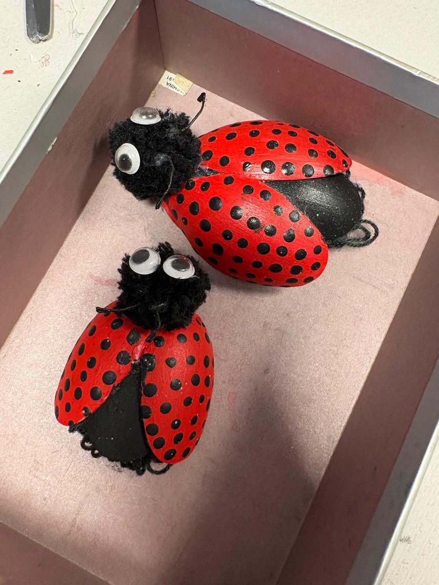 ResVirgenBustar's tweet photo. 🐞El lunes tuvimos una nueva actividad y es que un familiar de una de nuestras residentes quiso traernos un taller de mariquitas elaboradas con cucharas de plástico.

👏¡Muchas gracias por el detalle y por hacernos pasar un rato muy entretenido!

#ResidenciasClece https://t.co/uJF7opuJf6