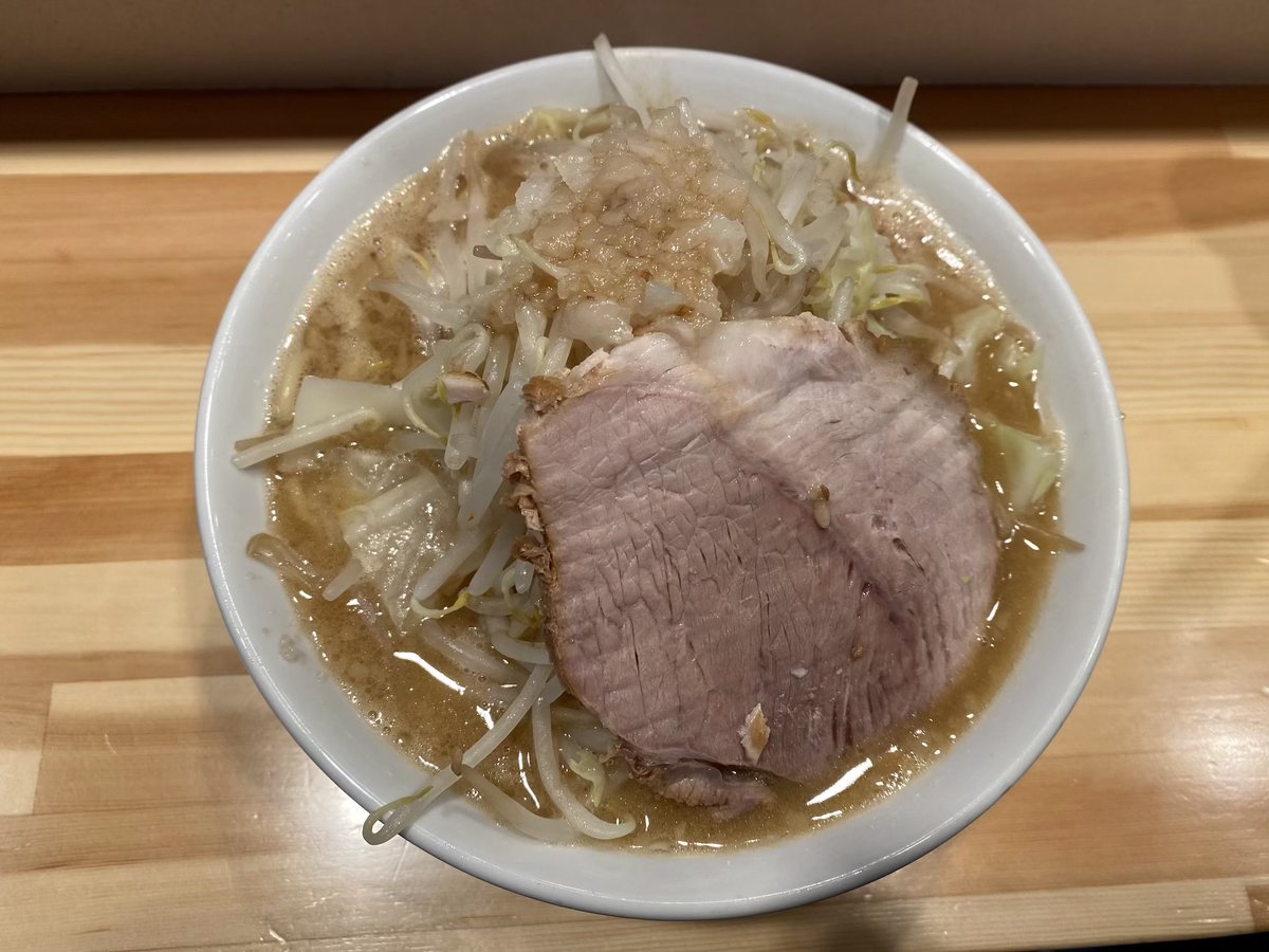 April_fooller's tweet photo. 魅力的なお店多くて古川でのランチ率高め

▶︎ヤマロク古川店/ラーメン

仕事で県北エリアをまわってるんですが、ちょうどお昼に古川にいるよう逆算して仕事をしてます(確信犯)。
ブタがウデになってからはお初。スープもウデスープで以前より動物系強めな感じですが、やはりフレッシュスープは最高！ https://t.co/wJKUwrffMJ