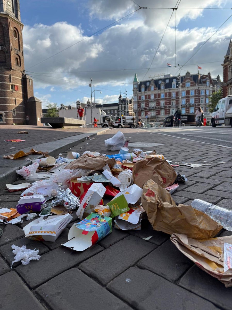 Superhuisvrouw's tweet photo. Amsterdam, Muntplein, om 8.00 ‘s morgens. Hier valt niet tegenop te schoonmaken. Zo zullen voortaan de ansichtkaarten en kiekjes-voor-thuis van onze hoofdstad er uit zien. https://t.co/9sg97zPtxP