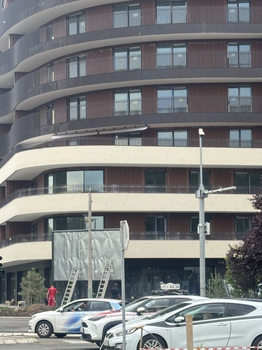 BusPuklaBum's tweet photo. Zgrada još nije završena ali bilbord je bitan! https://t.co/68q8tCXmZ1