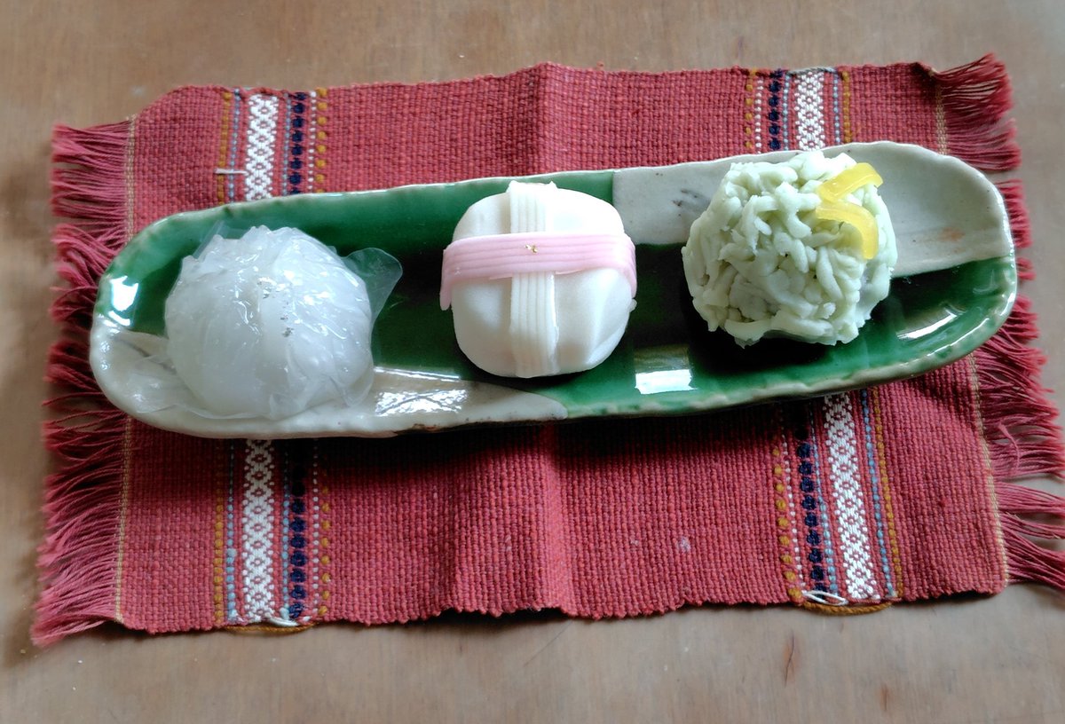 puripontako's tweet photo. 青山紅谷　上生菓子
天の川(葛饅頭)　織姫(薯蕷練切)
願い文(キントン)
うま〜い😋　全部うま〜い😋
新宿高島屋で買った
最後の1箱だった
どれも一流の味だね😋
大満足😋 https://t.co/tuzMOCsVI5