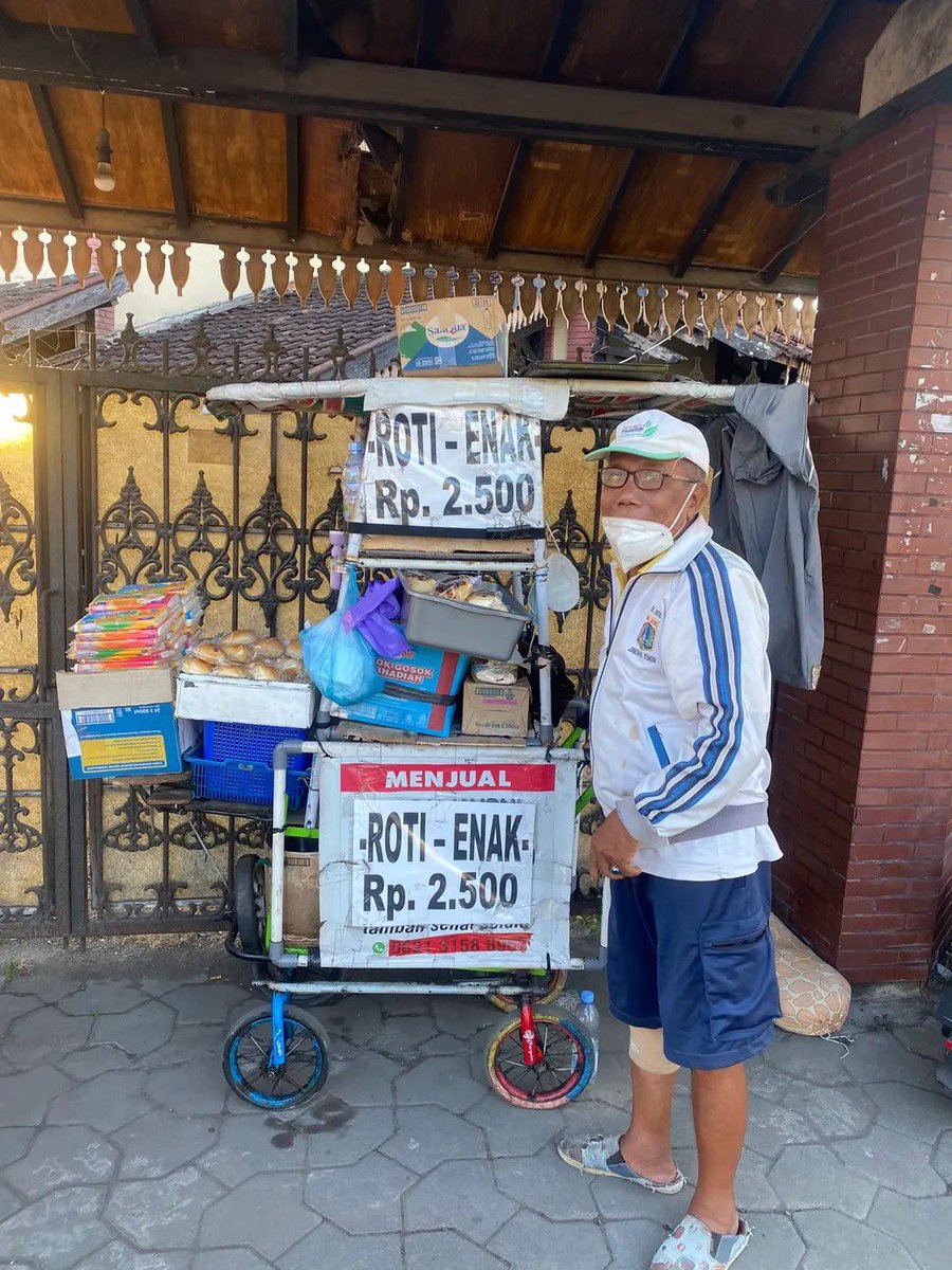 Charismaylnd's tweet photo. umur sudah 80th ++ tinggal sendiri dan memiliki penyakit stroke 🥺 sehat2 ya pak 
monggo dilarisi guys buat yang ketemu bapak ini

 📍Pintu masuk gapura desa Sambisari Kalasan Sleman YK (selatan candi)
cc: lhees.ung https://t.co/8cNVlHUpQO